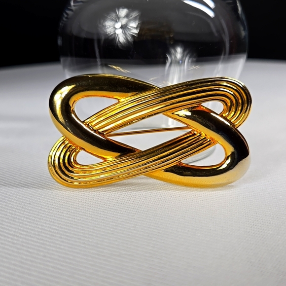 Gold Knot Brooch Pin - Picture 16 of 17